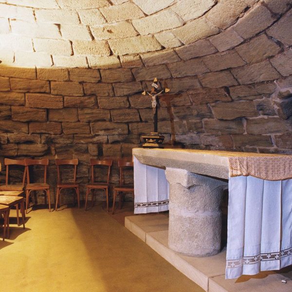 Lleida.- Església de Sant Llorenç, S. XII d'estils romànic i gòtic. Cripta excavada a la roca sota la nau romànica en forma de cúpula semiesfèrica (5/2000)