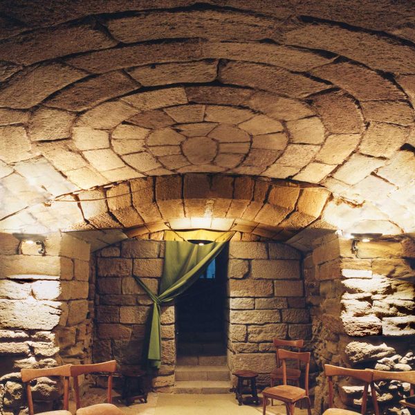 Lleida.- Església de Sant Llorenç, S. XII d'estils romànic i gòtic. Cripta excavada a la roca sota la nau romànica en forma de cúpula semiesfèrica (5/2000)