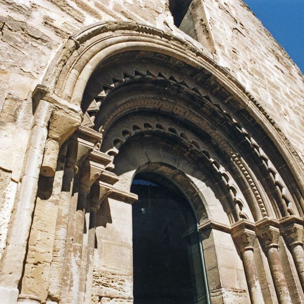 Lleida.- Església romànica de Sant Martí, S. XIII. Portal de l'escola lleidatana que va ser traslladat de la parròquia de El Tormillo de Osca (5/2000)