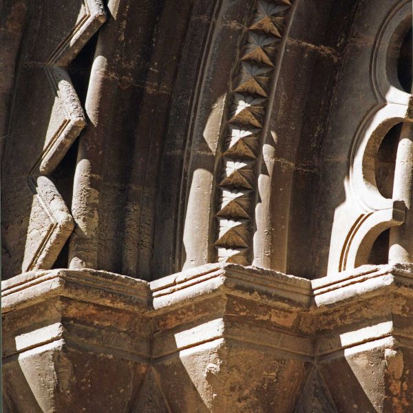 Lleida.- Església romànica de Sant Martí, S. XIII. Detall de les arquivoltes de la porta que segueixen el model de l'escola lleidatana (5/2000)