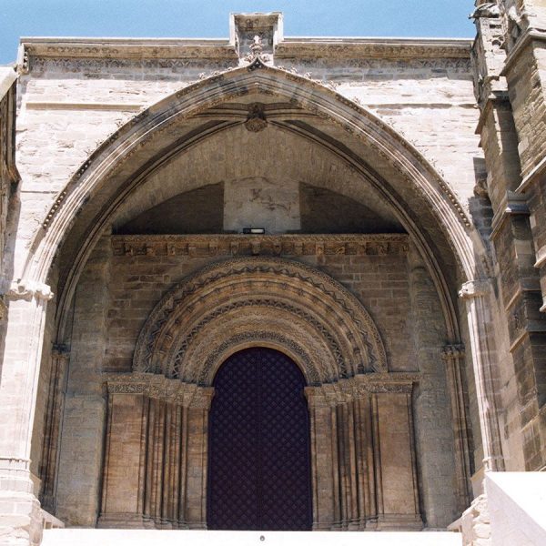 Lleida.- Seu Vella, S. XII a XV d’estil romànic i gòtic. Porta dels fillols del 1220 amb arquivoltes de mig punt suportades per columnes sobre capitells (6/2000)