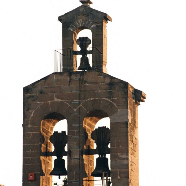 Lleida.- Església romànica de Sant Martí, S. XIII. Campanar d'espadanya de tres obertures en dos nivells rematat per una creu (10/1996)