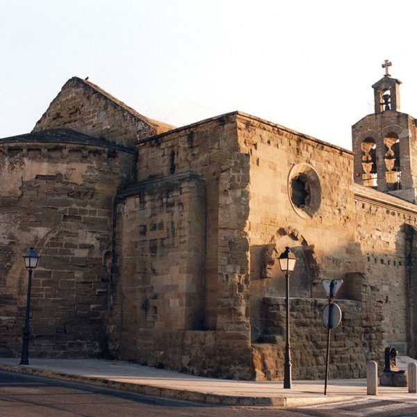 Lleida.- Església romànica de Sant Martí, S. XIII. Vista posterior amb l'absis semicircular que disposa d'unes mènsules sota el ràfec de la teulada (10/1996)