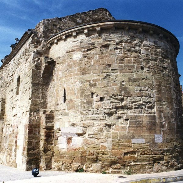 Lleida.- Església romànica de Sant Martí, S. XIII. Vista posterior amb l'absis semicircular que disposa d'unes mènsules sota el ràfec de la teulada (5/2000)