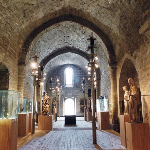 Lleida.- Església romànica de Sant Martí, S. XIII d'una sola nau que fins l'any 2007 va albergar la seu del Museu Episcopal de Lleida (5/2000)