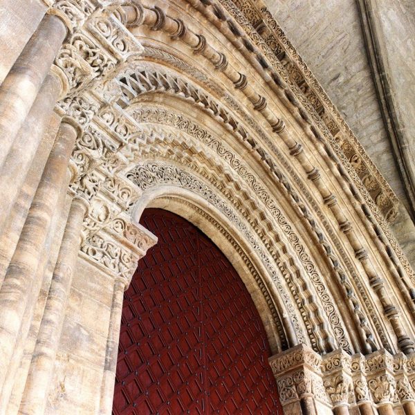 Lleida.- Seu Vella, S. XII a XV d’estil romànic i gòtic. Porta dels fillols del 1220 amb arquivoltes de mig punt suportades per columnes sobre capitells (6/2000)