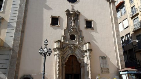 Lleida.- Església barroca de Sant Pere, S. XVIII amb una portalada barroca del 1749 procedent del desaparegut convent de l'Ensenyança (9/2020)