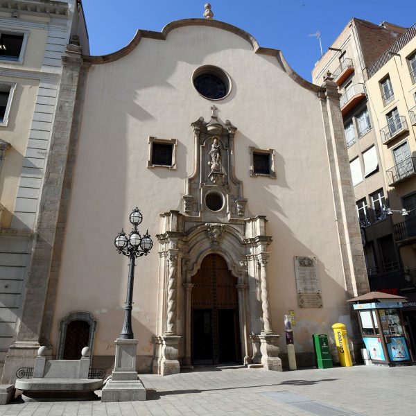 Lleida.- Església barroca de Sant Pere, S. XVIII amb una portalada barroca del 1749 procedent del desaparegut convent de l'Ensenyança (9/2020)