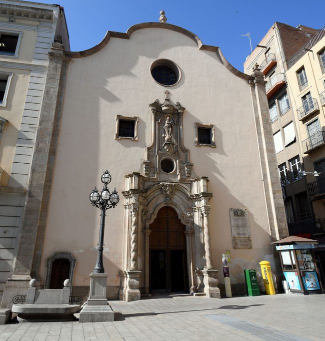 Lleida.- Església barroca de Sant Pere, S. XVIII amb una portalada barroca del 1749 procedent del desaparegut convent de l'Ensenyança (9/2020)