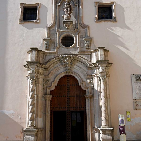 Lleida.- Església barroca de Sant Pere, S. XVIII. Portalada barroca del 1749 flanquejada per columnes salomòniques i a dalt hi ha la imatge de la Immaculada (9/2020)