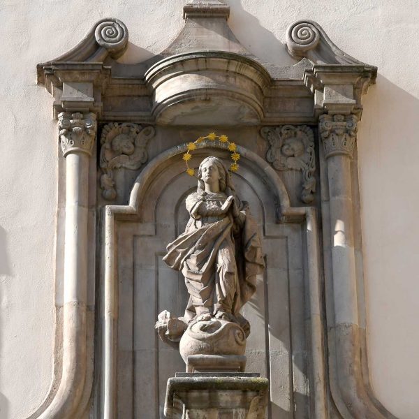 Lleida.- Església barroca de Sant Pere, S. XVIII. Portalada barroca del 1749 coronada amb la imatge de la Immaculada (9/2020)