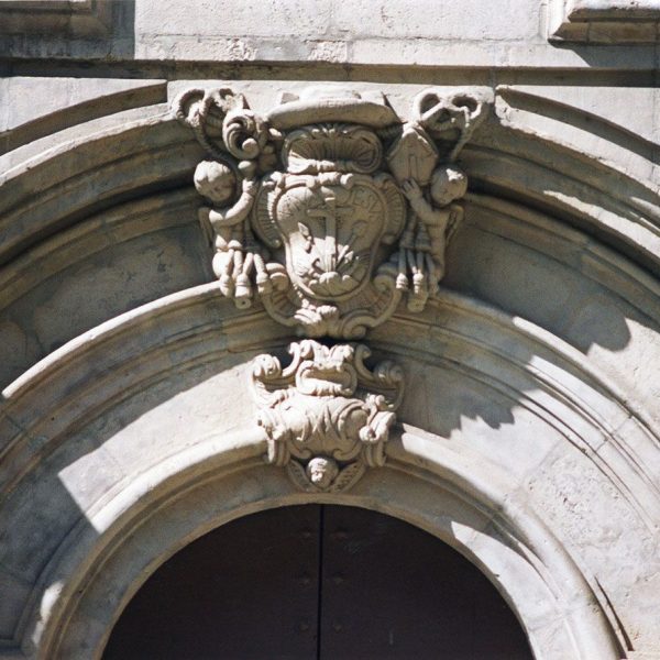 Lleida.- Església barroca de Sant Pere, S. XVIII. Portalada barroca del 1749. A la clau de l'arc de la porta trobem l'escut del bisbe Gregorio Galindo (5/2000)