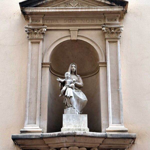 Lleida.- Església barroca de Sant Pere, S. XVIII. Imatge la Mare de Déu de l'Arcada, patrona del carrer Major situada a la façana lateral d'aquest carrer (9/2020)