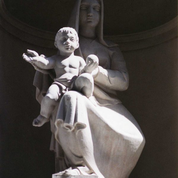 Lleida.- Església barroca de Sant Pere, S. XVIII. Imatge la Mare de Déu de l'Arcada, patrona del carrer Major situada a la façana lateral d'aquest carrer (5/2000)