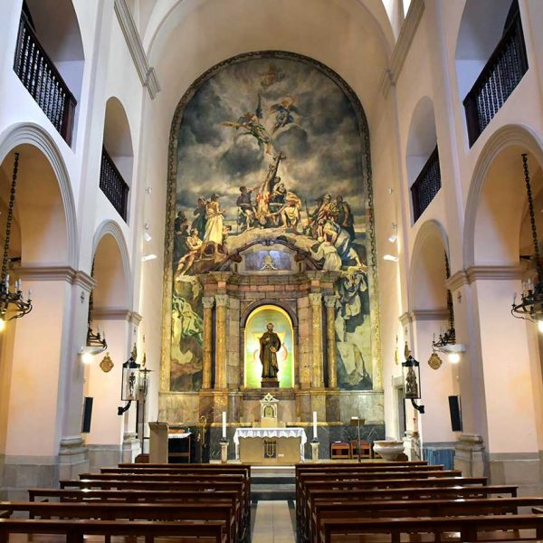 Lleida.- Església barroca de Sant Pere, S. XVIII de tres naus separades per pilars i arcs de mig punt que suporten unes galeries laterals (9/2020)