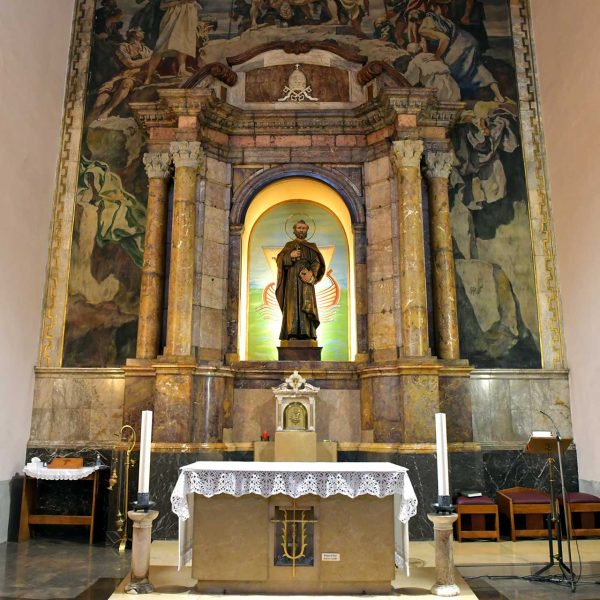 Lleida.- Església barroca de Sant Pere, S. XVIII. Altar major presidit per la imatge de Sant Pere i unes pintures murals de J. Serrasanta de l'any 1954 (9/2020)