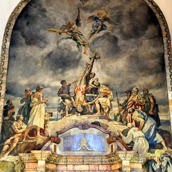 Lleida.- Església barroca de Sant Pere, S. XVIII. Pintures murals de J. Serrasanta de l'any 1954 representant el martiri de Sant Pere (9/2020)