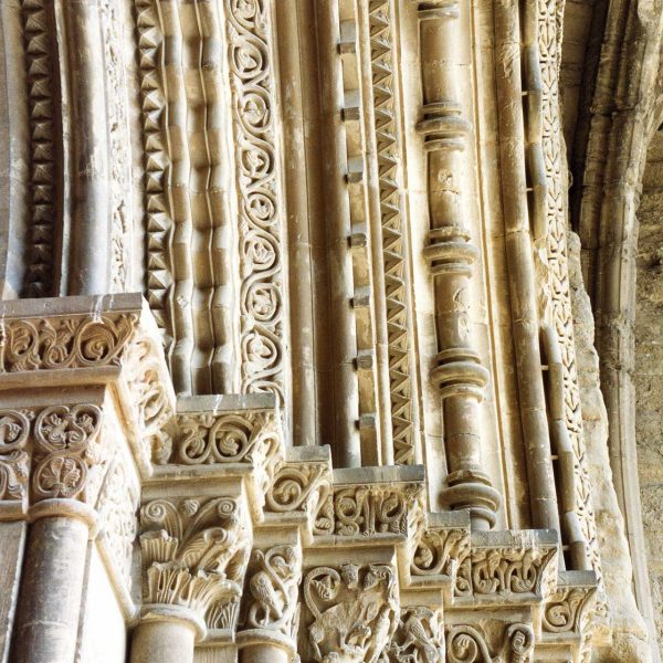 Lleida.- Seu Vella, S. XII a XV d’estil romànic i gòtic. Porta dels fillols del 1220 amb arquivoltes de mig punt suportades per columnes sobre capitells (4/1992)