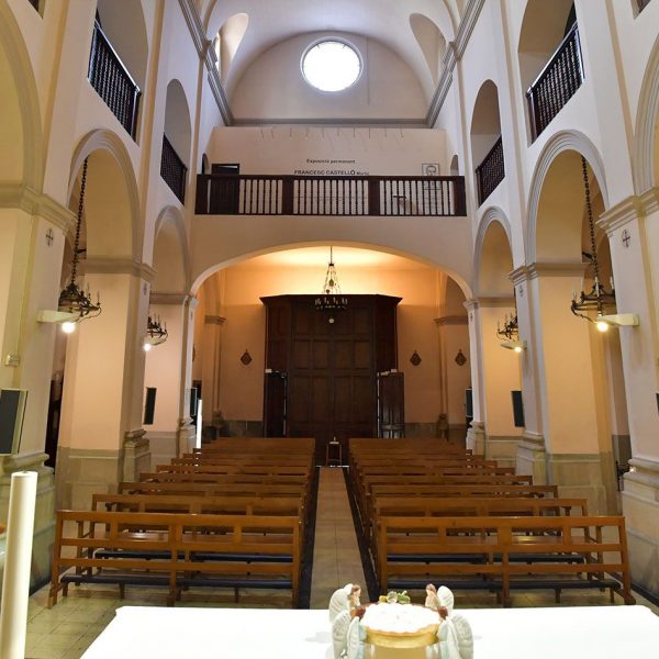 Lleida.- Església barroca de Sant Pere, S. XVIII. Vista dels peus de la nau amb el cor que dona continuïtat a les tribunes laterals (9/2020)