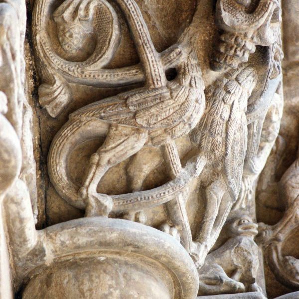 Lleida.- Seu Vella, S. XII a XV d’estil romànic i gòtic. Porta dels fillols del 1220. Detall d'un dels capitells de les columnes laterals (6/2000)