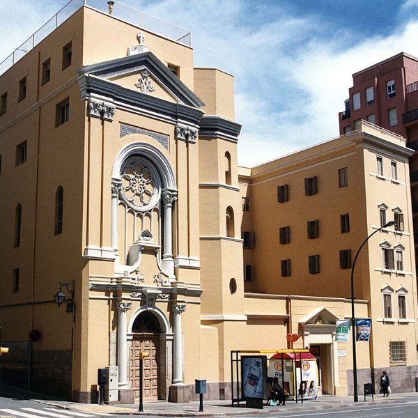 Lleida.- Església i comunitat Cor de Maria construïda en forma de "U" sobre les restes de la muralla i de l'antic convent dels Antonians del S. XIV (5/2000)