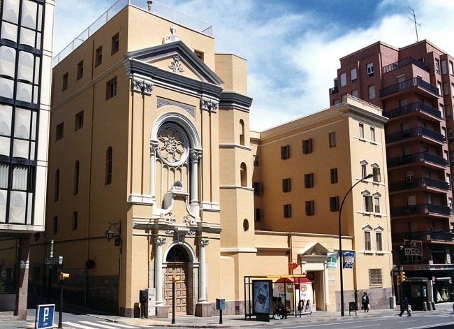 Lleida.- Església i comunitat Cor de Maria construïda en forma de "U" sobre les restes de la muralla i de l'antic convent dels Antonians del S. XIV (5/2000)