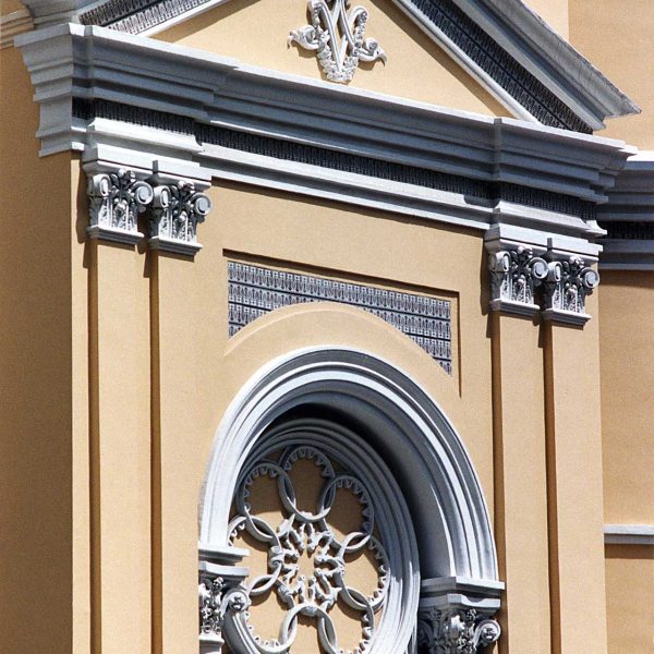 Lleida.- Església i comunitat Cor de Maria. Conserva la façana històrica amb columnes i rosassa envoltada d'un pati a manera de claustre (5/2000)