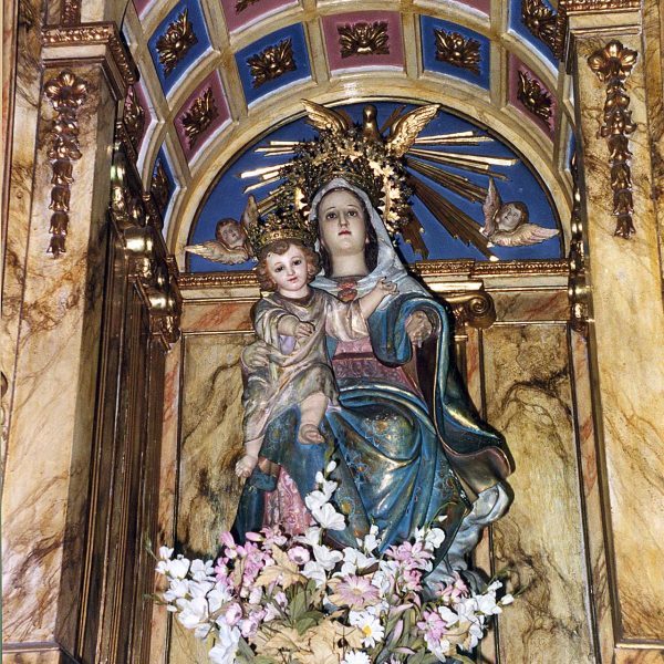 Lleida.- Església d'una sola nau presidida per la Mare de Déu amb l'infant Jesús (4/1992)