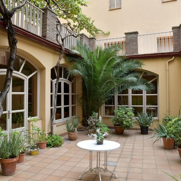 Lleida.- Pati a manera de claustre dins la "U" de l'edifici de la comunitat del Cor de Maria (9/2018)