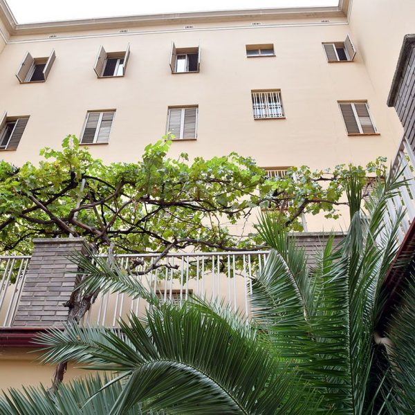 Lleida.- Pati a manera de claustre dins la "U" de l'edifici de la comunitat del Cor de Maria (9/2018)