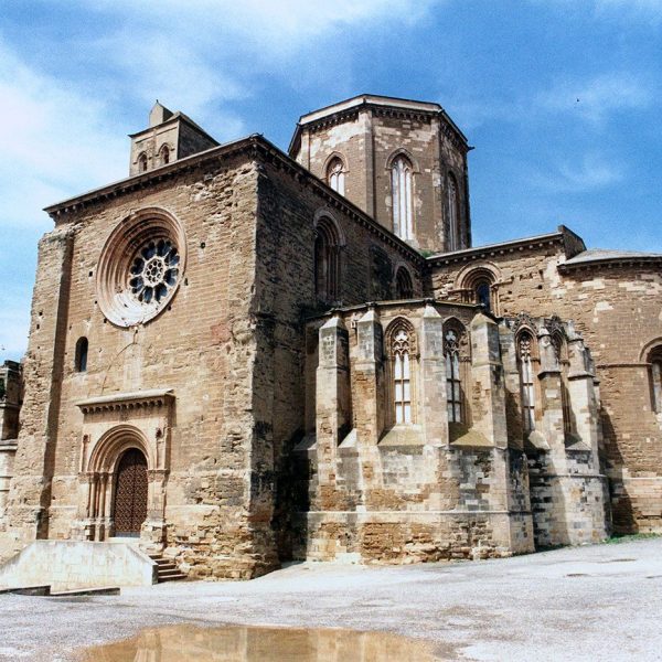 Lleida.- Seu Vella, S. XII a XV d’estil romànic i gòtic. Vista posterior amb els absis laterals situats al transsepte, un d'ells convertit amb sagristia (5/2000)