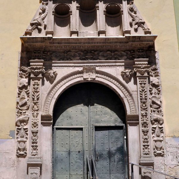 Lleida.- Església renaixentista de Sant Antoni Abat o de la Sang. Portalada d'arc de mig punt amb pilastres laterals i al damunt tres fornícules buides (7/2011)