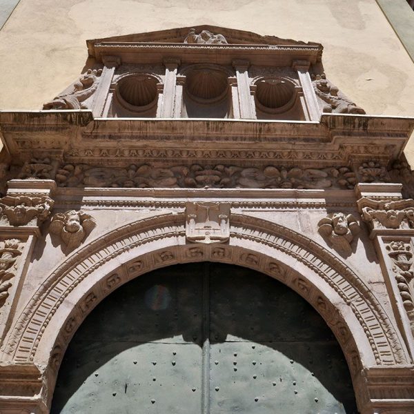 Lleida.- Església renaixentista de Sant Antoni Abat o de la Sang. Portalada d'arc de mig punt amb pilastres laterals i al damunt tres fornícules buides (7/2011)