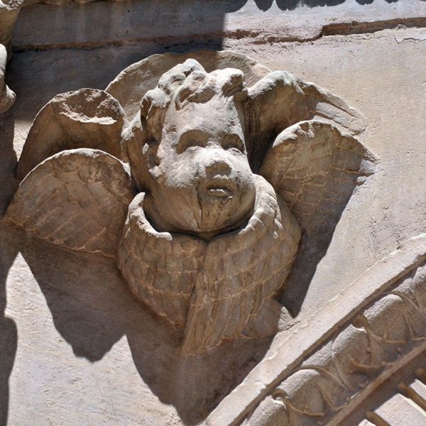 Lleida.- Església renaixentista de Sant Antoni Abat o de la Sang. Angelet que decora un lateral de l'arcada de la porta (7/2011)