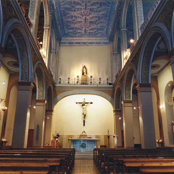 Lleida.- Església renaixentista de Sant Antoni Abat o de la Sang de tres naus amb una galeria sobre les naus laterals. Hi destaca l'enteixinat del sostre pla (5/2000)