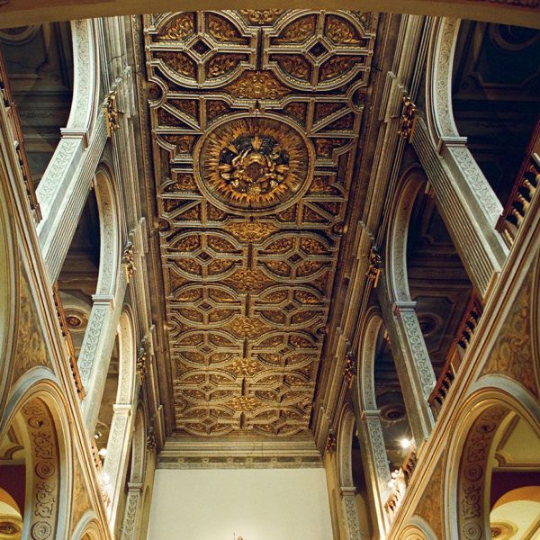 Lleida.- Església renaixentista de Sant Antoni Abat o de la Sang de tres naus amb una galeria sobre les naus laterals. Hi destaca l'enteixinat del sostre pla (5/2000)