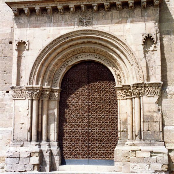 Lleida.- Seu Vella, S. XII a XV d’estil romànic i gòtic. Porta de l'Anunciata sobresortida del mur amb arquivoltes sostingudes per columnes amb capitells (5/2000)