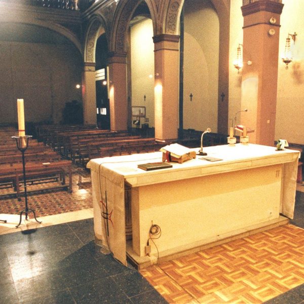 Lleida.- Església renaixentista de Sant Antoni Abat o de la Sang. Vista del fons de les naus (5/2000)