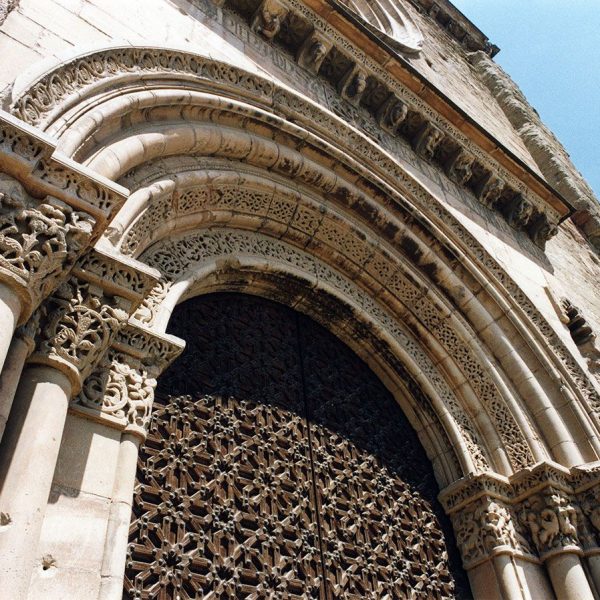 Lleida.- Seu Vella, S. XII a XV d’estil romànic i gòtic. Porta de l'Anunciata sobresortida del mur amb arquivoltes sostingudes per columnes amb capitells (5/2000)