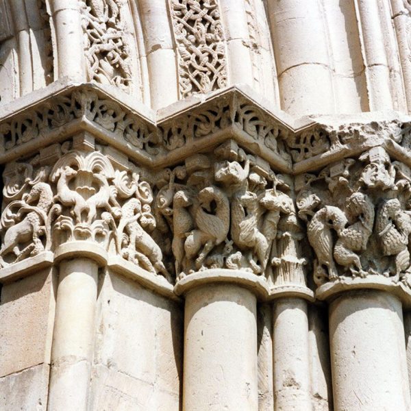 Lleida.- Seu Vella, S. XII a XV d’estil romànic i gòtic. Capitells de les columnes de la porta de l'Anunciata ornamentats amb variats motius (5/2000)