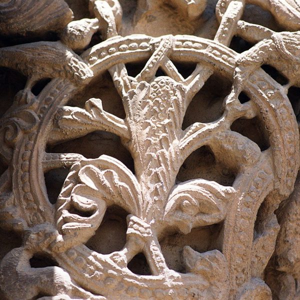 Lleida.- Seu Vella, S. XII a XV d’estil romànic i gòtic. Capitells de les columnes de la porta de l'Anunciata ornamentats amb variats motius (5/2000)