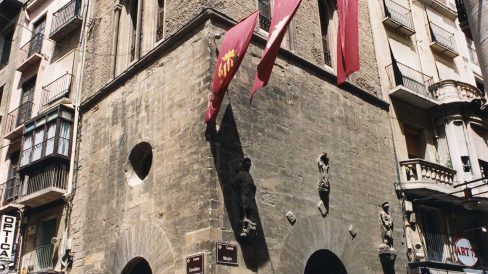 Lleida.- Capella gòtica de Sant Jaume o Peu del Romeu, S. XIV de planta quadrangular amb tres portes d'arc de mig punt entre les dues façanes (5/2000)