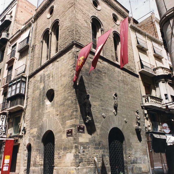 Lleida.- Capella gòtica de Sant Jaume o Peu del Romeu, S. XIV de planta quadrangular amb tres portes d'arc de mig punt entre les dues façanes (5/2000)