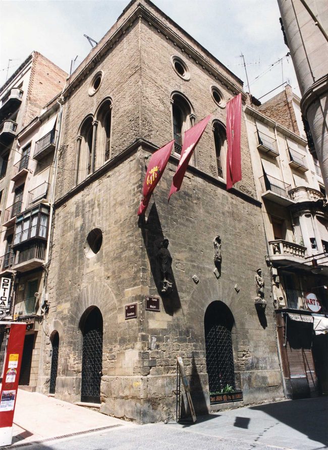 Lleida.- Capella gòtica de Sant Jaume o Peu del Romeu, S. XIV de planta quadrangular amb tres portes d'arc de mig punt entre les dues façanes (5/2000)
