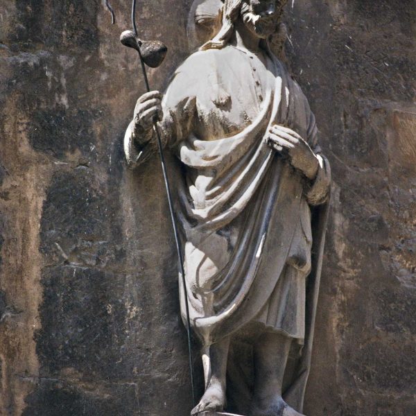 Lleida.- Capella gòtica de Sant Jaume o Peu del Romeu, S. XIV. Imatge de pedra de Sant Jaume abillat de pelegrí (5/2000)