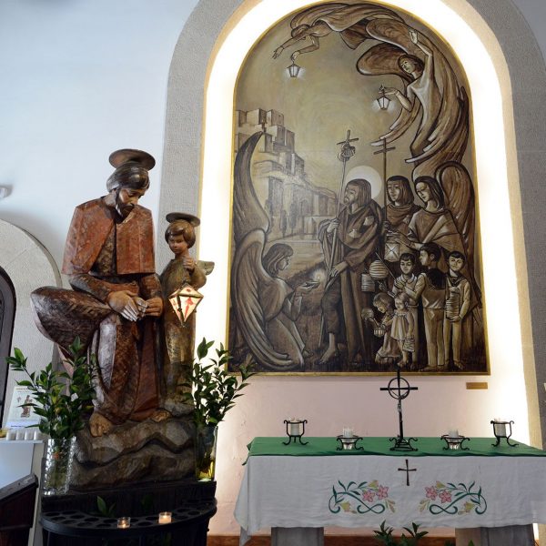 Lleida.- Capella de Sant Jaume o Peu del Romeu. Imatge i pintura de Sant Jaume traient-se una punxa del peu. L'escultura es obra de Jaume Gort (9/2018)