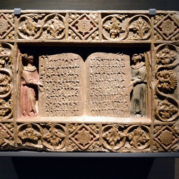 Lleida.- Làpida commemorativa de la fundació de la capella en el S. XIV dedicada a la Nativitat de Maria. Després es va canviar per S. Jaume (Museu de Lleida) (9/2018)