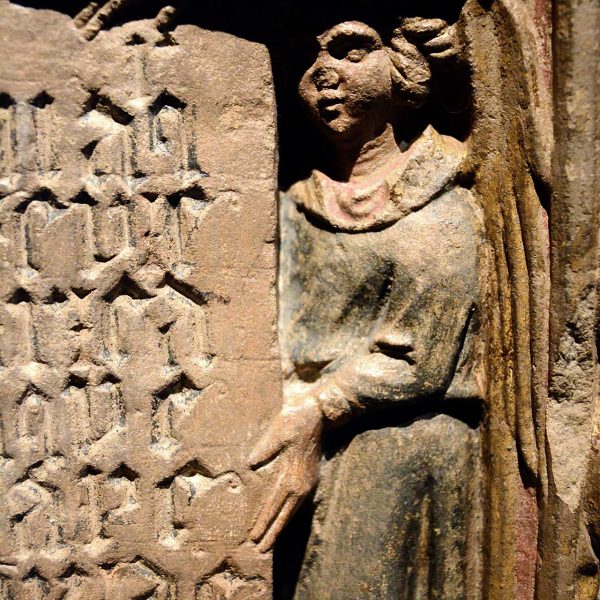 Lleida.- Làpida commemorativa de la fundació de la capella en el S. XIV dedicada a la Nativitat de Maria. Després es va canviar per S. Jaume (Museu de Lleida) (9/2018)