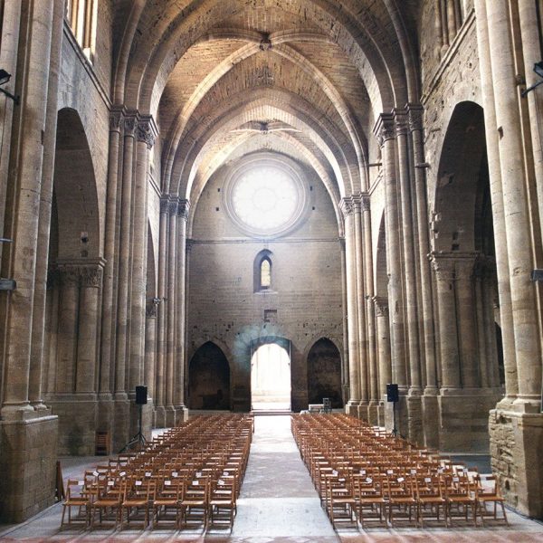 Lleida.- Seu Vella, S. XII a XV d’estil romànic i gòtic. Vista del fons de la nau de planta basilical de tres naus coberta amb voltes de creueria (5/2000)