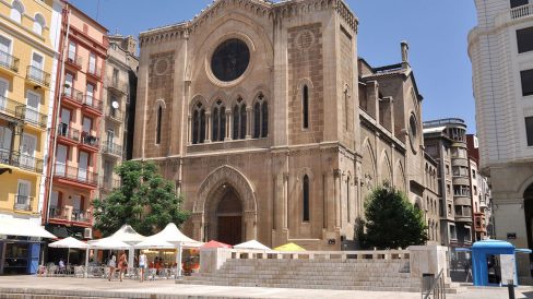 Lleida.- Església neogòtica de Sant Joan, S. XIX originària del XII. Es de planta basilical amb una porta ogival i una lateral neoromànica (7/2011)